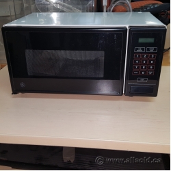 White Camco 500W Microwave Oven