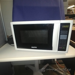 White Sanyo 800-Watt Countertop Microwave Oven