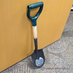 27" Tempered-Steel Round-Point D-Grip Shovel