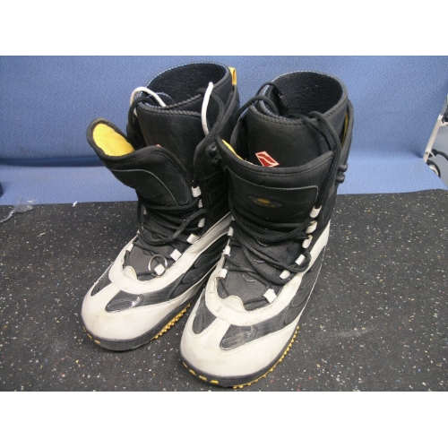 Pair of Vans Performance Snowboarding Boots Oracle Size 12US Allsold