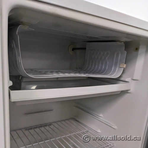 Sanyo White Mini Bar Fridge apx. 3.2 cu. ft. Allsold.ca Buy & Sell
