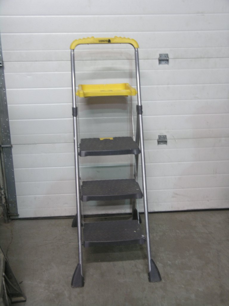 blijven Onaangenaam snorkel Costco Tri step Paint Ladder - Allsold.ca - Buy & Sell Used Office  Furniture Calgary