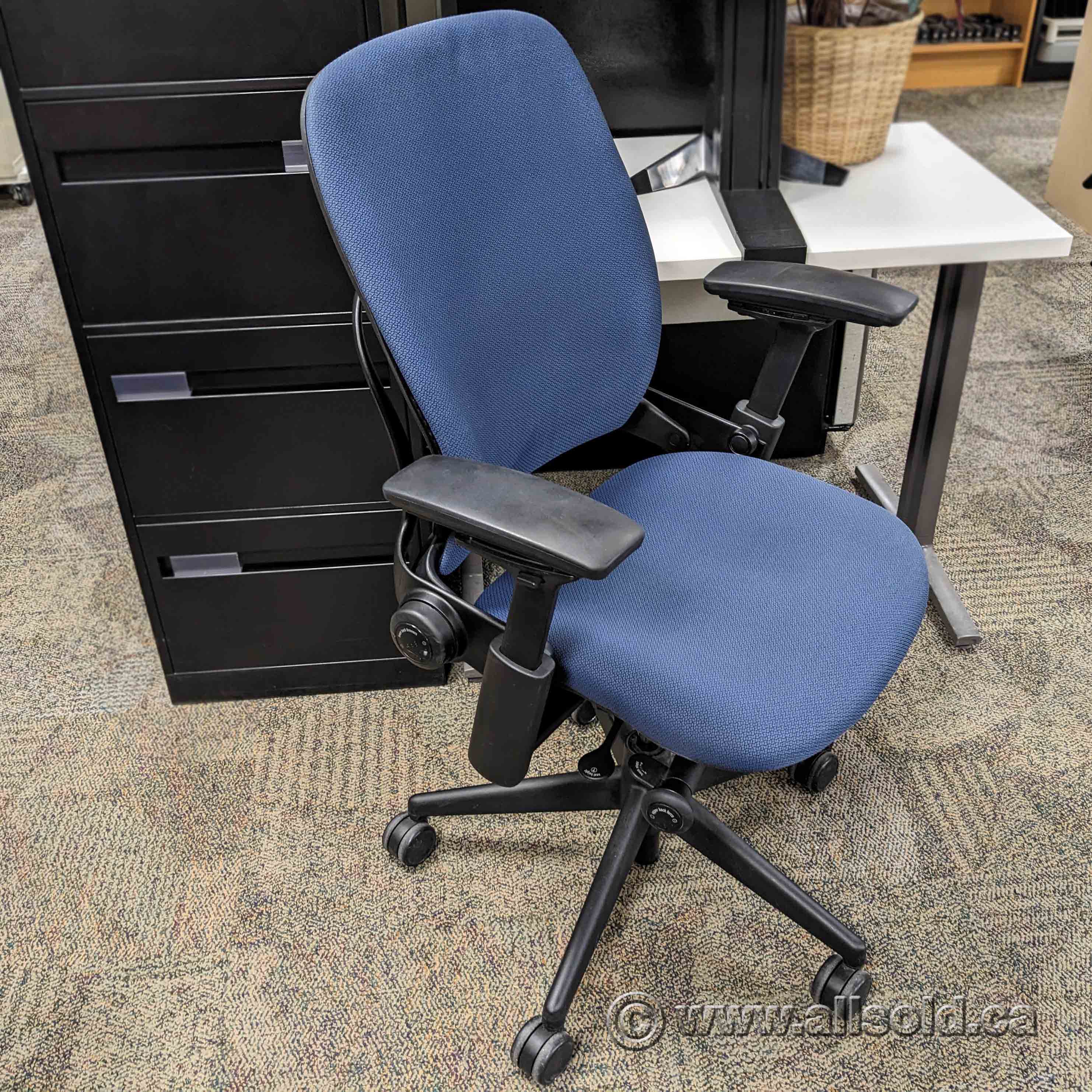 Steelcase Leap V2 ブルー デスクチェア Steelcase Leap V2 Blue Adjustable Ergonomic Task Chair - Allsold