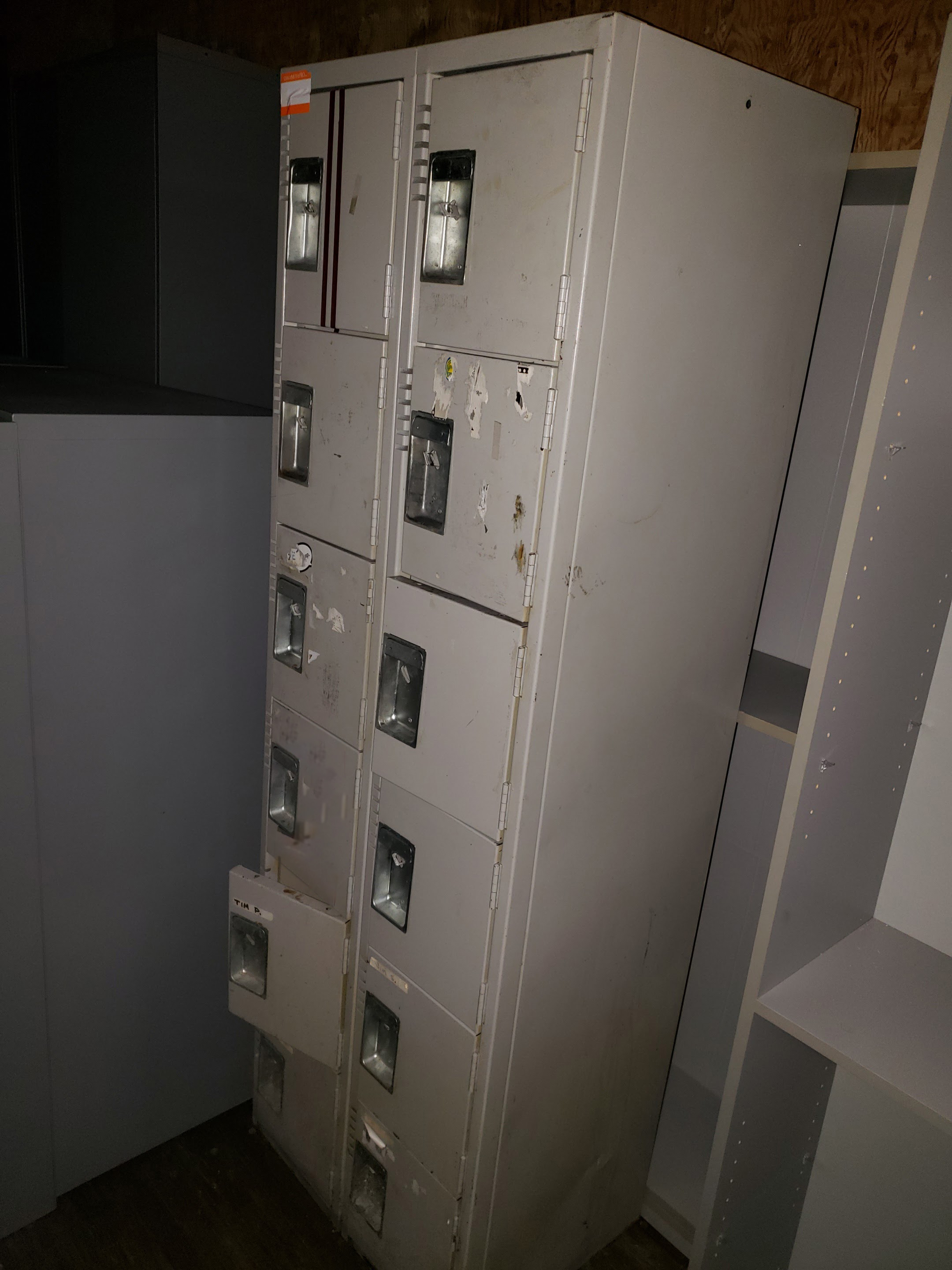Bank of 12 Day Use Lockers Allsold.ca Buy & Sell Used Office